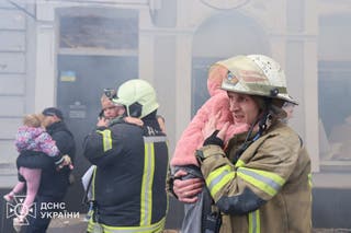 Equipes de resgate evacuam crianças após um ataque de drone em um jardim de infância em Kharkiv, Ucrânia, na quarta-feira